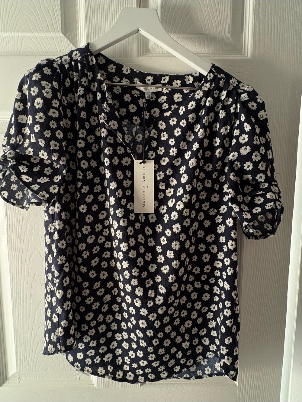 Maison d’ Amelie Navy White Puff sleeve blouse